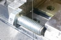 A clamped special screw in a separating cut with diamond wire